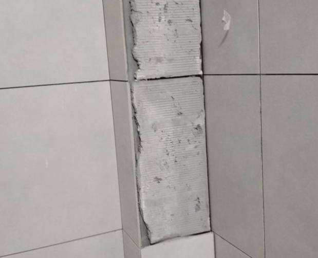 灞桥瓷砖空鼓维修公司分享下瓷砖施工前基层浇水润湿程度不足，可能导致以下问题