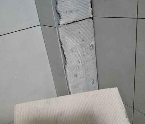 灞桥瓷砖空鼓维修公司分享下厨房瓷砖脱落的补救措施。